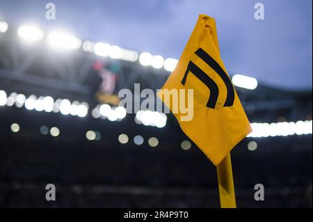 Turin, Italien. 28. Mai 2023 Vor dem Fußballspiel der Serie A zwischen dem FC Juventus und dem AC Mailand ist eine Eckflagge mit dem Logo des FC Juventus zu sehen. Kredit: Nicolò Campo/Alamy Live News Stockfoto