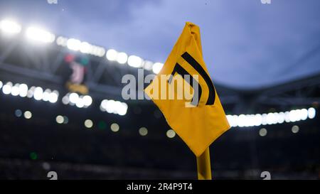 Turin, Italien. 28. Mai 2023 Vor dem Fußballspiel der Serie A zwischen dem FC Juventus und dem AC Mailand ist eine Eckflagge mit dem Logo des FC Juventus zu sehen. Kredit: Nicolò Campo/Alamy Live News Stockfoto