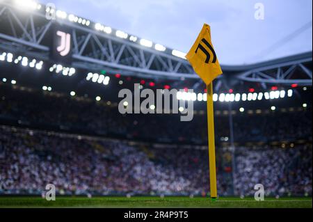 Turin, Italien. 28. Mai 2023 Vor dem Fußballspiel der Serie A zwischen dem FC Juventus und dem AC Mailand ist eine Eckflagge mit dem Logo des FC Juventus zu sehen. Kredit: Nicolò Campo/Alamy Live News Stockfoto