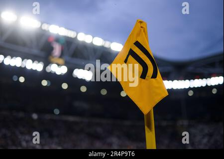 Turin, Italien. 28. Mai 2023 Vor dem Fußballspiel der Serie A zwischen dem FC Juventus und dem AC Mailand ist eine Eckflagge mit dem Logo des FC Juventus zu sehen. Kredit: Nicolò Campo/Alamy Live News Stockfoto