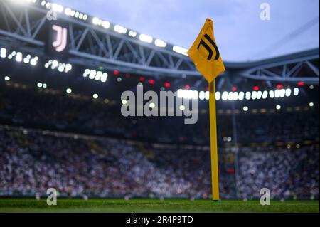 Turin, Italien. 28. Mai 2023 Vor dem Fußballspiel der Serie A zwischen dem FC Juventus und dem AC Mailand ist eine Eckflagge mit dem Logo des FC Juventus zu sehen. Kredit: Nicolò Campo/Alamy Live News Stockfoto
