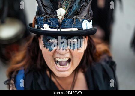 Die Beltane Border Morris wurde bei einer Abendvorstellung am Rande von Dartmoor, Devon, Großbritannien, gezeigt. Stockfoto