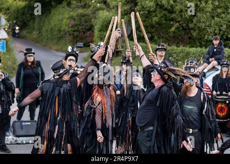 Die Beltane Border Morris wurde bei einer Abendvorstellung am Rande von Dartmoor, Devon, Großbritannien, gezeigt. Stockfoto