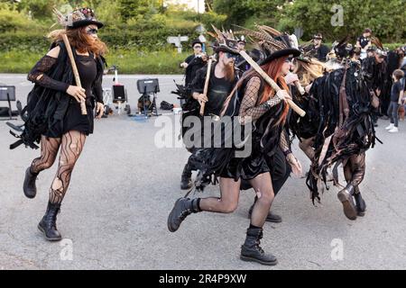 Die Beltane Border Morris wurde bei einer Abendvorstellung am Rande von Dartmoor, Devon, Großbritannien, gezeigt. Stockfoto