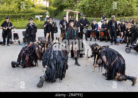 Die Beltane Border Morris wurde bei einer Abendvorstellung am Rande von Dartmoor, Devon, Großbritannien, gezeigt. Stockfoto