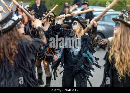 Die Beltane Border Morris wurde bei einer Abendvorstellung am Rande von Dartmoor, Devon, Großbritannien, gezeigt. Stockfoto