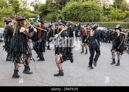 Die Beltane Border Morris wurde bei einer Abendvorstellung am Rande von Dartmoor, Devon, Großbritannien, gezeigt. Stockfoto