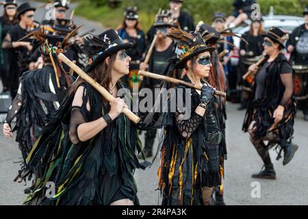 Die Beltane Border Morris wurde bei einer Abendvorstellung am Rande von Dartmoor, Devon, Großbritannien, gezeigt. Stockfoto