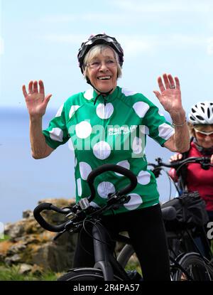 Glasgow, Schottland, Großbritannien. 28. Mai 2023. Mavis Paterson alias Granny Mave (85) Gesten, als sie am letzten Tag ihrer 1000 km langen Reise durch Schottland am Mull of Galloway ankommt, um Geld für die unterstützung von macmillan-Krebs zu sammeln. Mavis, die die Herausforderung ihren 3 verstorbenen Kindern widmet, hat einen Monat gebraucht, um die Herausforderung zu bewältigen, und hat über 55.000,00 Pfund für Macmillan gesammelt. (Kreditbild: © Paul Hackett/ZUMA Press Wire) NUR REDAKTIONELLE VERWENDUNG! Nicht für den kommerziellen GEBRAUCH! Stockfoto