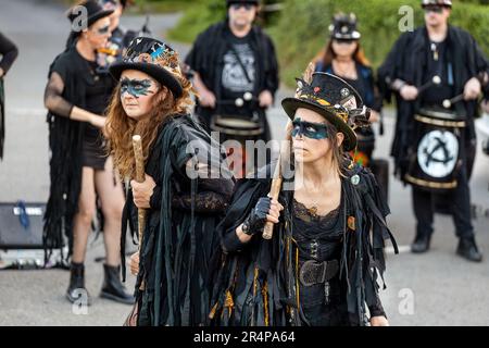 Die Beltane Border Morris wurde bei einer Abendvorstellung am Rande von Dartmoor, Devon, Großbritannien, gezeigt. Stockfoto