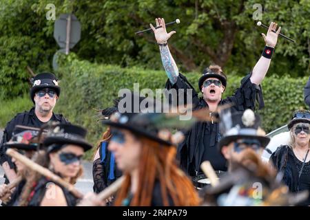 Die Beltane Border Morris wurde bei einer Abendvorstellung am Rande von Dartmoor, Devon, Großbritannien, gezeigt. Stockfoto