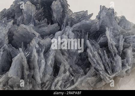 Mineralprobe von Barit auf hellem Hintergrund Stockfoto