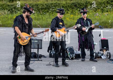 Die Beltane Border Morris wurde bei einer Abendvorstellung am Rande von Dartmoor, Devon, Großbritannien, gezeigt. Stockfoto