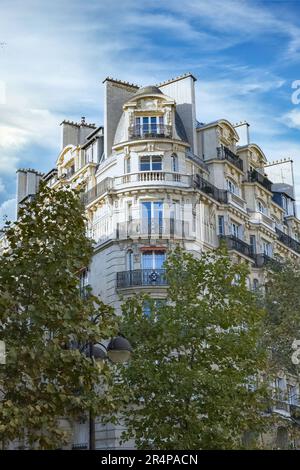 Paris, wunderschöne Haussmann-Fassaden in einem Luxusviertel der Hauptstadt, Avenue de Breteuil Stockfoto