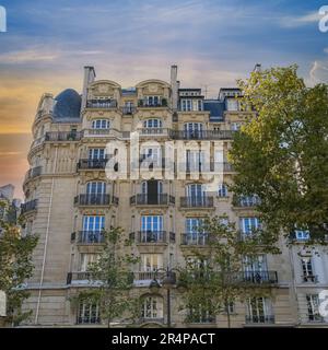 Paris, wunderschöne Haussmann-Fassaden in einem Luxusviertel der Hauptstadt, Avenue de Breteuil Stockfoto