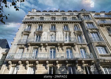 Paris, wunderschöne Haussmann-Fassaden in einem Luxusviertel der Hauptstadt, Avenue de Breteuil Stockfoto