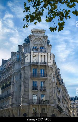 Paris, wunderschöne Haussmann-Fassaden in einem Luxusviertel der Hauptstadt, Avenue de Breteuil Stockfoto