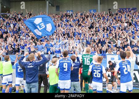 Lyngby, Dänemark. 29. Mai 2023. Die Spieler von Lyngby Boldklub feiern den Sieg mit den Fans nach dem dänischen Superliga-Spiel 3F zwischen Lyngby Boldklub und Aalborg BK im Lyngby Stadion in Lyngby. (Foto: Gonzales Photo/Alamy Live News Stockfoto