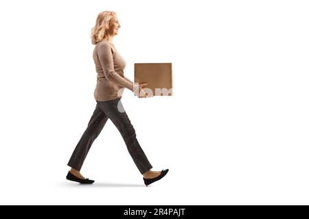 Profilaufnahme über die gesamte Länge einer erwachsenen Frau, die läuft und eine Box trägt, isoliert auf weißem Hintergrund Stockfoto