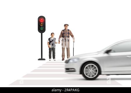 Großvater und Enkel warten darauf, an einer Ampel auf weißem Hintergrund die Straße zu überqueren Stockfoto
