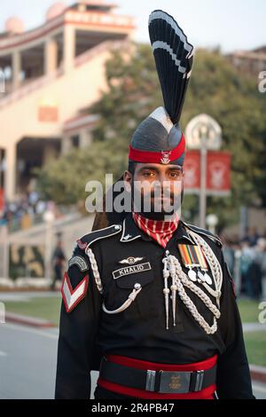 Pakistanischer Mann in Militäruniform bei der berühmten Wagah-Grenzzeremonie in Lahore, Punjab, Pakistan. Stockfoto