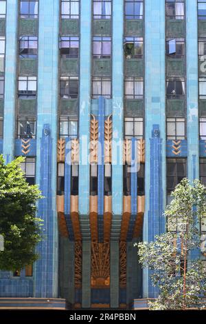 LOS ANGELES, KALIFORNIEN - 17. MAI 2023: Eastern Columbia Building, Broadway-Eingang. Stockfoto