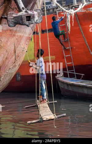 Arbeiter in den Werften von Old Dhaka, Bangladesch Stockfoto