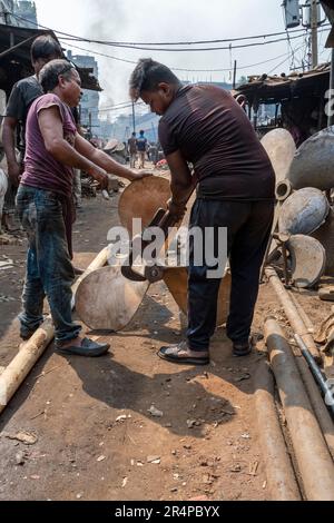 Arbeiter in den Werften von Old Dhaka, Bangladesch Stockfoto