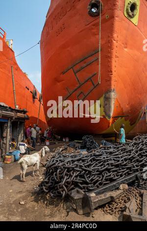 Ein Arbeiter malt ein Schiff in der Werft von Old Dhaka, Bangladesch Stockfoto