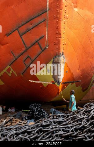 Ein Arbeiter malt ein Schiff in der Werft von Old Dhaka, Bangladesch Stockfoto