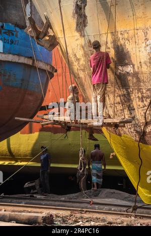 Arbeiter in den Werften von Old Dhaka, Bangladesch Stockfoto