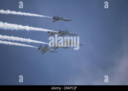 Bethpage, New York, 11714 USA. 28. Mai 2023. Die Bethpage NY Air Show 2023 begeisterte über 300.000 Zuschauer, die Zeuge der Luftakrobatik der USAF F16C Thunderbirds waren. Kredit: ©Julia Mineeva/EGBN TV News/Alamy Live News Stockfoto