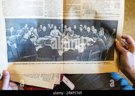 Moskau, Russland - 28. Mai 2023: Sowjetische Zeitung Gudok, herausgegeben am 3. August 1945, mit Foto der Führer der Alliierten auf der Berliner Konferenz der drei Mächte USS Stockfoto