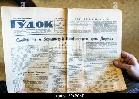 Moskau, Russland - 28. Mai 2023: Sowjetische Zeitung Gudok, herausgegeben am 3. August 1945, mit Bericht über die Berliner Konferenz der drei Mächte UdSSR, USA und Groß Stockfoto