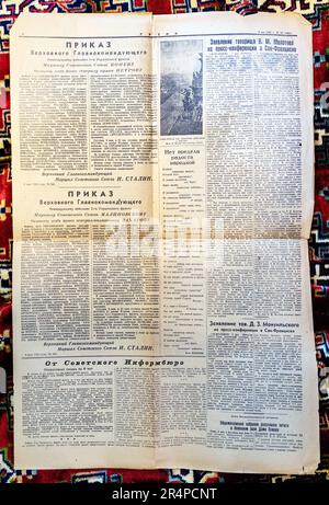 Moskau, Russland - 28. Mai 2023: Rückseite der sowjetischen Zeitung Gudok, ausgestellt am 9. Mai 1945, mit Befehl des Obersten Kommandanten und Foto von installatio Stockfoto