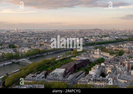 Panoramablick über Paris mit der seine und dem Mont Martre, Frankreich. Romantischer Sommerurlaub Urlaubsziel. Panoramablick über das historische Paris Stockfoto