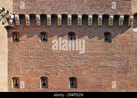 Der Barbican - ein befestigter Vorposten, der einst mit der Stadtmauer verbunden war. Es ist ein historisches Tor, das in die Altstadt von Krakau, Polen, führt. Stockfoto