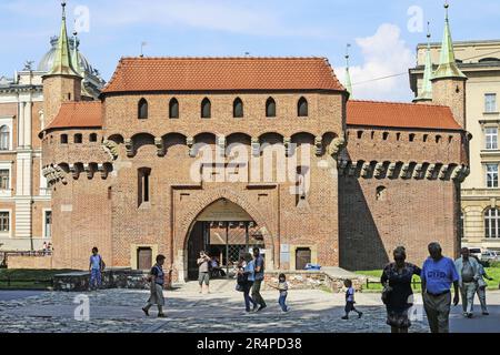 Der Barbican - ein befestigter Vorposten, der einst mit der Stadtmauer verbunden war. Es ist ein historisches Tor, das in die Altstadt von Krakau, Polen, führt. Stockfoto