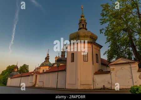 Alte große Kirche in der Nähe der Stadt Tabor in Südböhmen mit farbenfrohem Sonnenuntergang am Abend Stockfoto