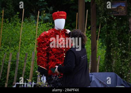 Bilder von Mohnblumen, die bei der Chelsea Flower Show 2023 aufgenommen wurden, von den Blumenausstellungen bis hin zu den Blütenmanikinen der Chelsea-Rentner Stockfoto