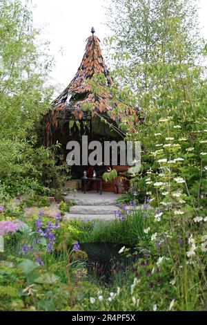 Die preisgekrönten Gärten der Chelsea Flower Show 2023, einschließlich des Goldgewinners. Von Kehrwegen und Blumenbeeten bis hin zu Gartenstrukturen Stockfoto