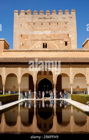 Spanien, Andalusien, Granada, Alhambra, Generallife, Sommerpalast, Außenansicht des reflektierenden Pools im Patio de los Arrayanes, maurischer Einfluss Stockfoto
