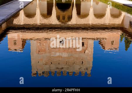 Spanien, Andalusien, Granada, Alhambra, Generallife, Sommerpalast, Außenansicht des reflektierenden Pools im Patio de los Arrayanes, maurischer Einfluss Stockfoto