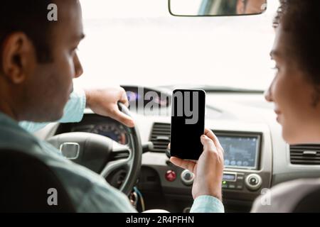 Arabische Ehepartner, Die Im Auto Telefonieren, Kurze Routen Durchsuchen, Modell Stockfoto