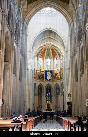 Spanien, Madrid, Almundena Kathedrale, Santa Maria la Real de la Almudena, Innenansicht der Decken. Stockfoto