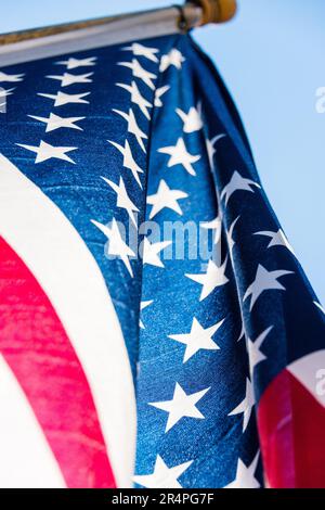 Die Sonne scheint durch die amerikanische Flagge Stockfoto