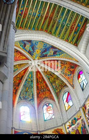 Spanien, Madrid, Almundena Kathedrale, Santa Maria la Real de la Almudena, Innenansicht der Decken. Stockfoto