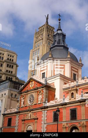 Spanien, Madrid, verschiedene Baustile der Stadt, eine Kirche und ein Art déco-Gebäude Stockfoto