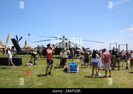 Bethpage, New York, 11714 USA. 28. Mai 2023. Die Bethpage NY Air Show 2023 begeisterte über 300.000 Zuschauer, die Zeuge der Luftakrobatik des US Navy F-35C Tac Demonstrationsteams, des US Army Golden Knights Parachute Team, des Amercan Air Power Museum Warbirds und der USAF F16C Thunderbirds waren. Kredit: ©Julia Mineeva/EGBN TV News/Alamy Live News Stockfoto