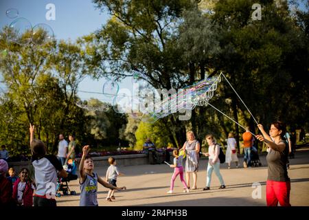 Russland, sankt petersburg, 18. August, 2022 Street Entertainer macht riesige Seifenblasen während einer Vorstellung Stockfoto